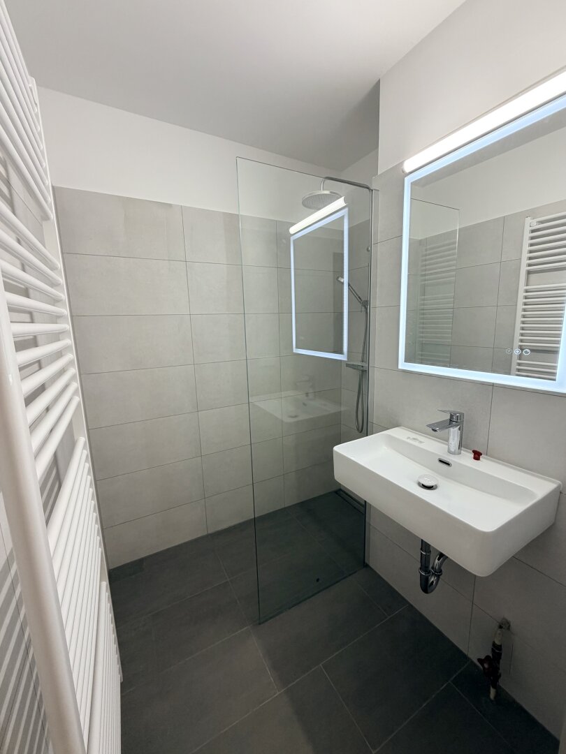 Erstbezug nach Sanierung! 105 m2 große ruhige 3-Zimmer Wohnung mit großzügigem Wohnzimmer zu vermieten!