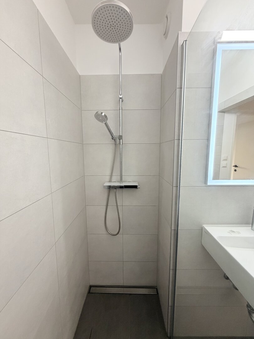 Erstbezug nach Sanierung! 105 m2 große ruhige 3-Zimmer Wohnung mit großzügigem Wohnzimmer zu vermieten!