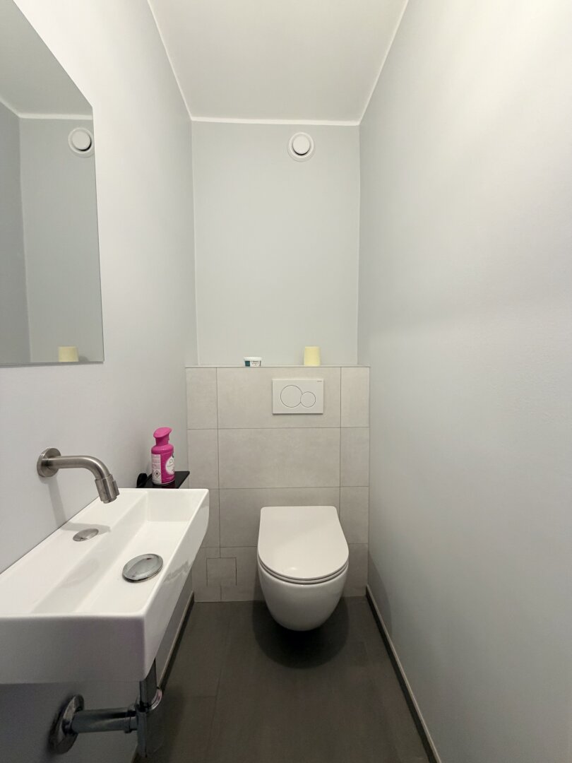 Erstbezug nach Sanierung! 105 m2 große ruhige 3-Zimmer Wohnung mit großzügigem Wohnzimmer zu vermieten!