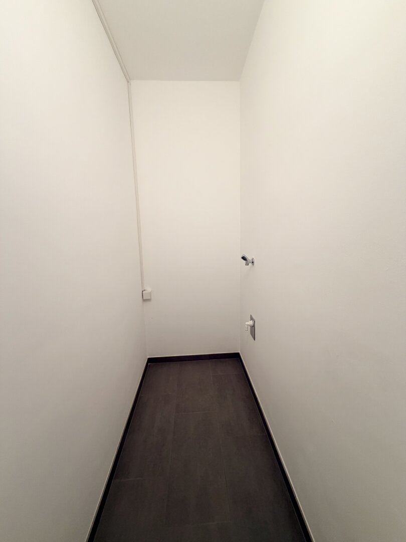 Erstbezug nach Sanierung! 105 m2 große ruhige 3-Zimmer Wohnung mit großzügigem Wohnzimmer zu vermieten!