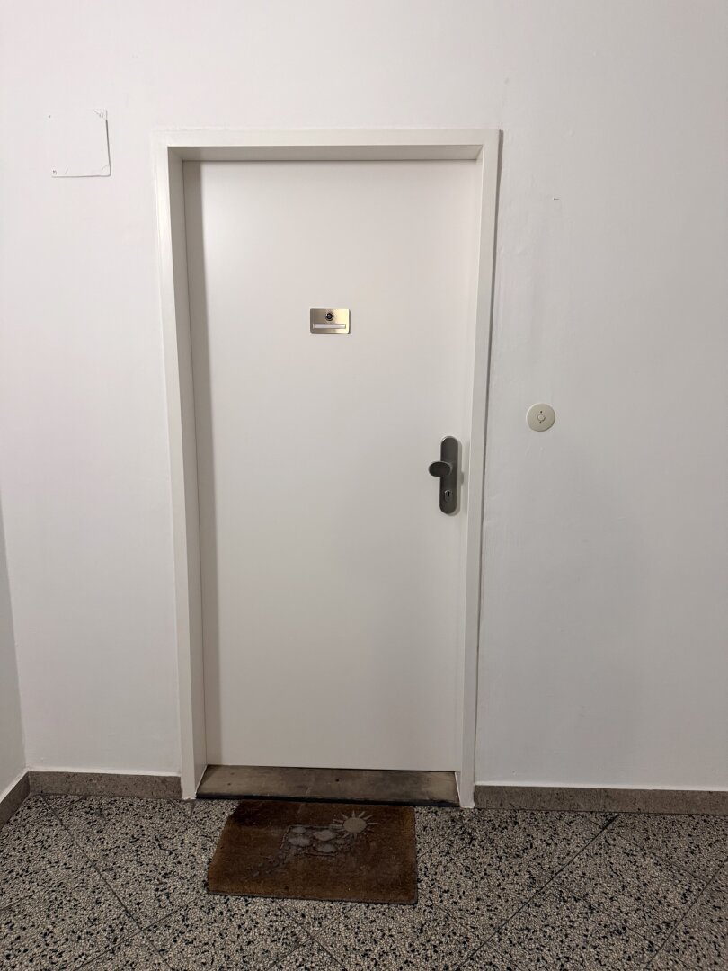 Erstbezug nach Sanierung! 105 m2 große ruhige 3-Zimmer Wohnung mit großzügigem Wohnzimmer zu vermieten!