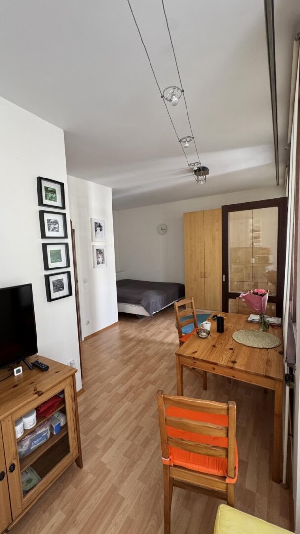 Herzige Kleinwohnung in zentraler Lage von Ober St. Veit zum sofortigen Bezug. Heizung und Warmwasser inklusive, Gartennutzung möglich.
