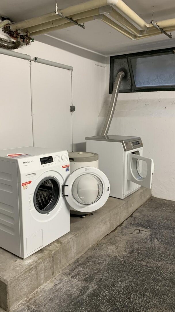 Herzige Kleinwohnung in zentraler Lage von Ober St. Veit zum sofortigen Bezug. Heizung und Warmwasser inklusive, Gartennutzung möglich.