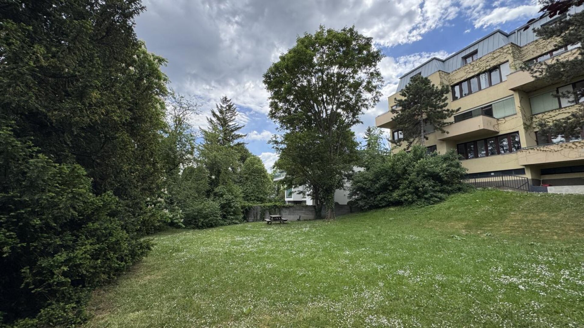 Herzige Kleinwohnung in zentraler Lage von Ober St. Veit zum sofortigen Bezug. Heizung und Warmwasser inklusive, Gartennutzung möglich.