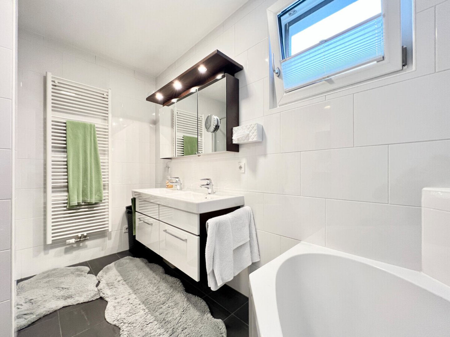 Modernes Badezimmer mit Dusche und Badewanne