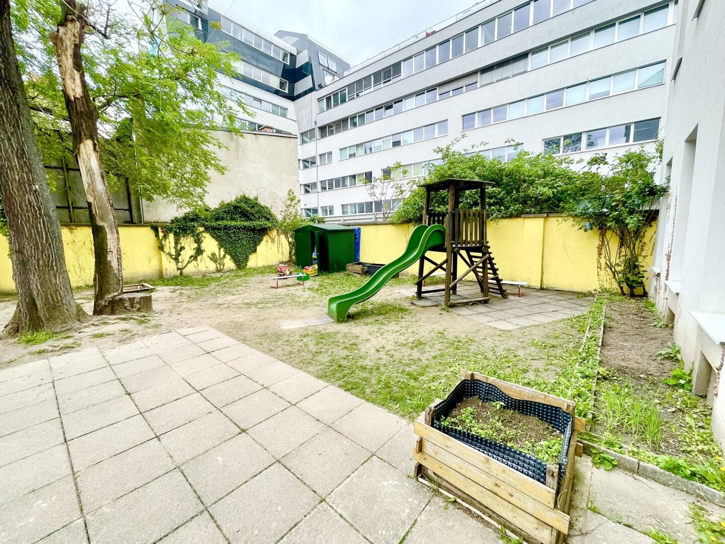 Zu vermieten: Charmanter Kindergarten + 225 m² Gartenfläche und Kinderspielplatz in der Schönbrunner Straße 152, 1120 Wien