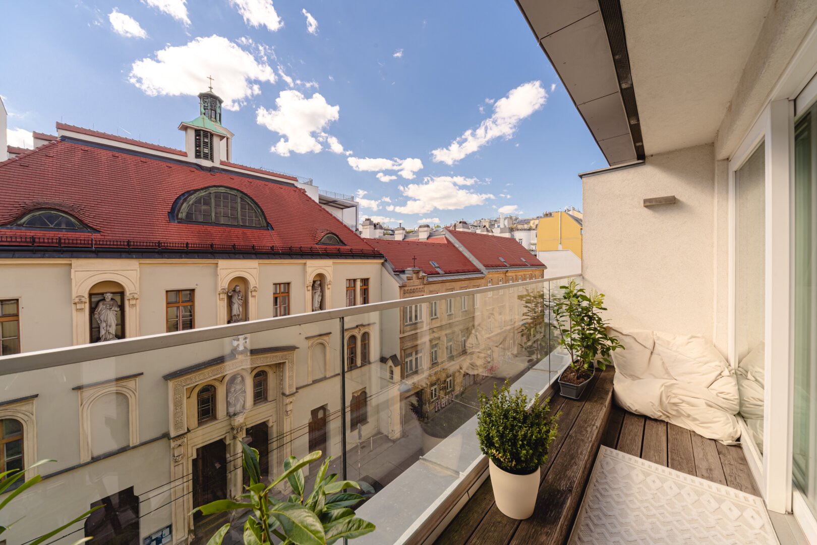 Charmante Wohnung mit Loggia inkl. Küche (Bosch), klimatisiert, in der Kaiserstraße 26, 1070 Wien, Nur 300 m entfernt zur Mariahilfer Straße