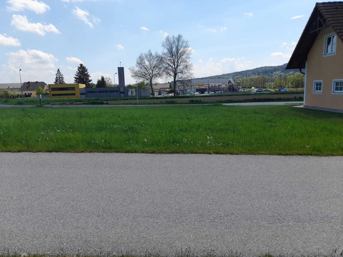 Sonniges, ebenes Baugrundstück in schöner Wohnlage