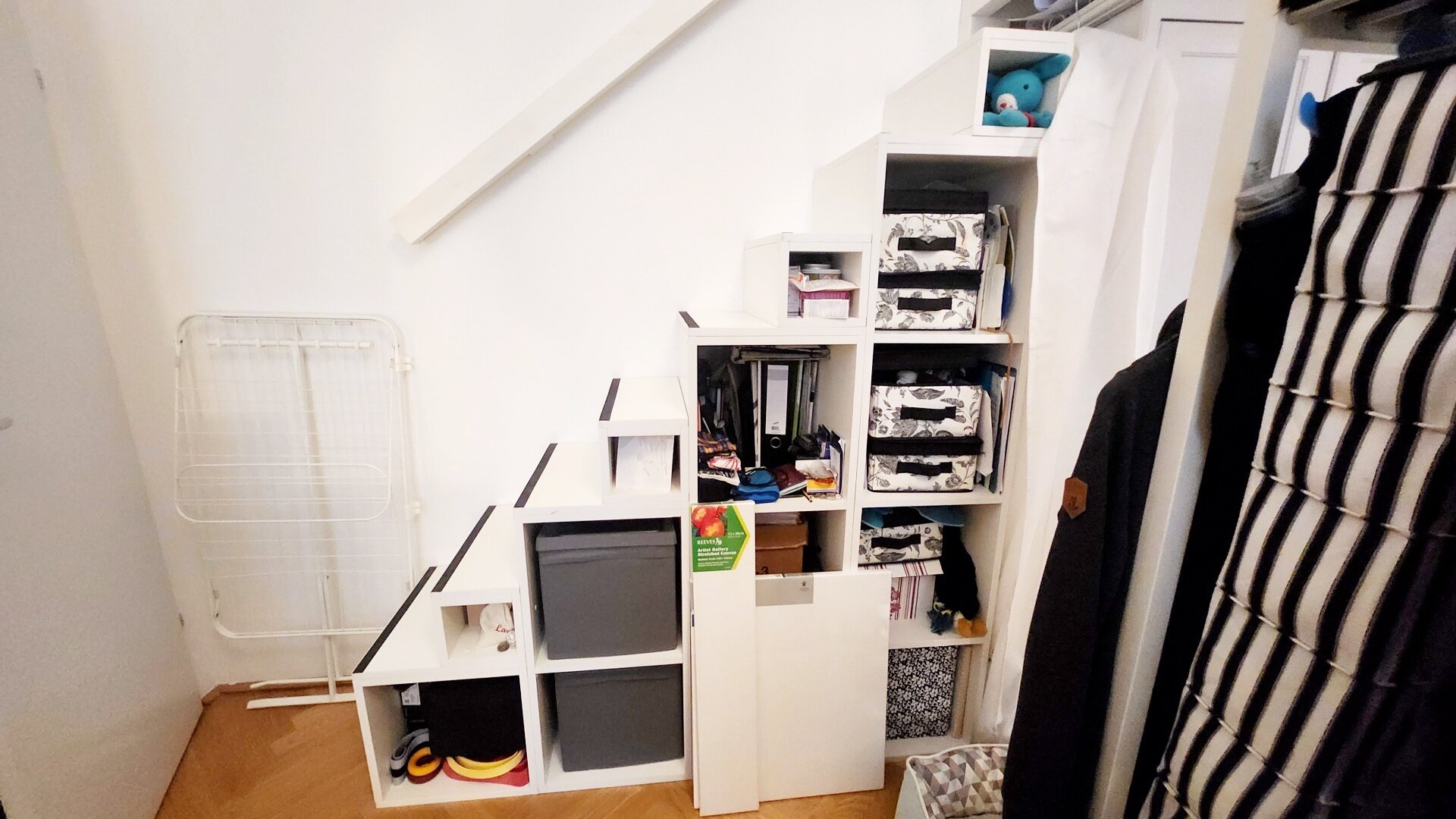 Unbefristete Loggia-Wohnung im 7. Bezirk mit Hochwertige maßgefertigtes Hochbett vom Tischler