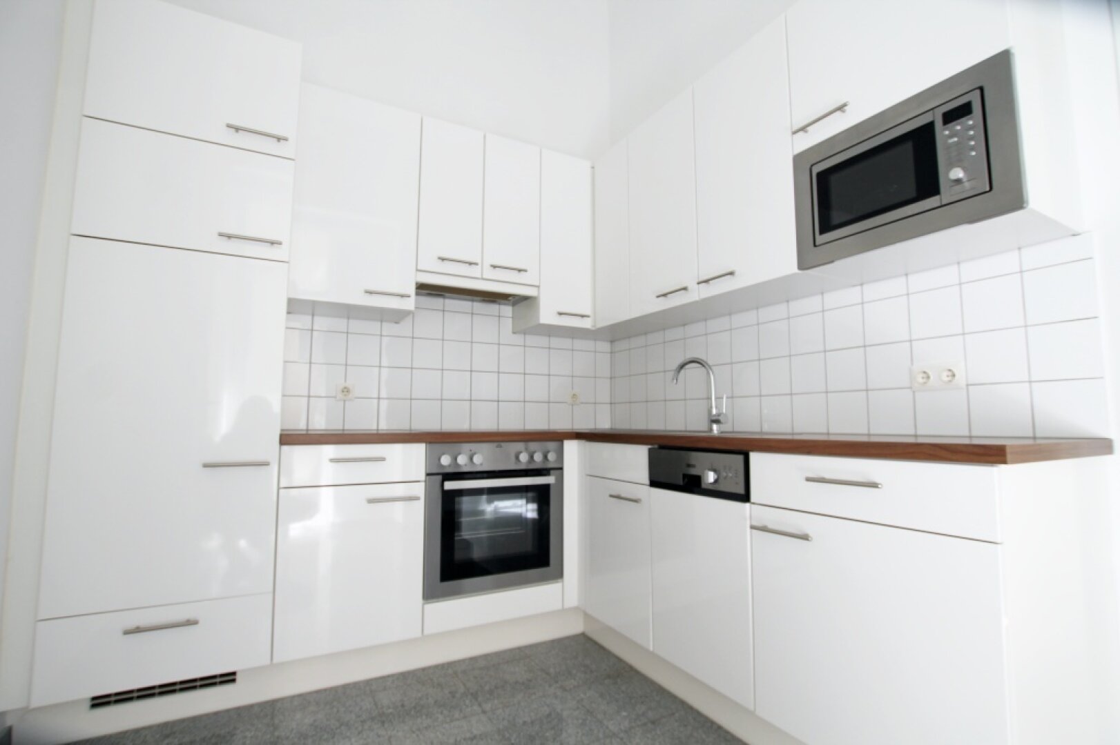 Unbefristete Loggia-Wohnung im 7. Bezirk mit Hochwertige maßgefertigtes Hochbett vom Tischler