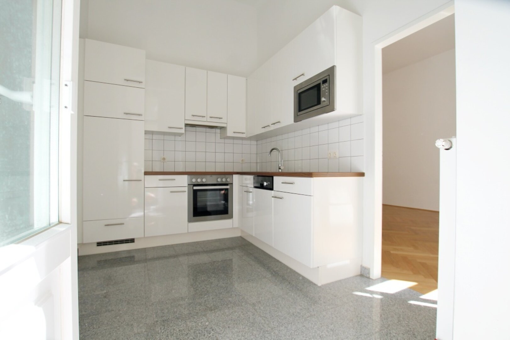 Unbefristete Loggia-Wohnung im 7. Bezirk mit Hochwertige maßgefertigtes Hochbett vom Tischler