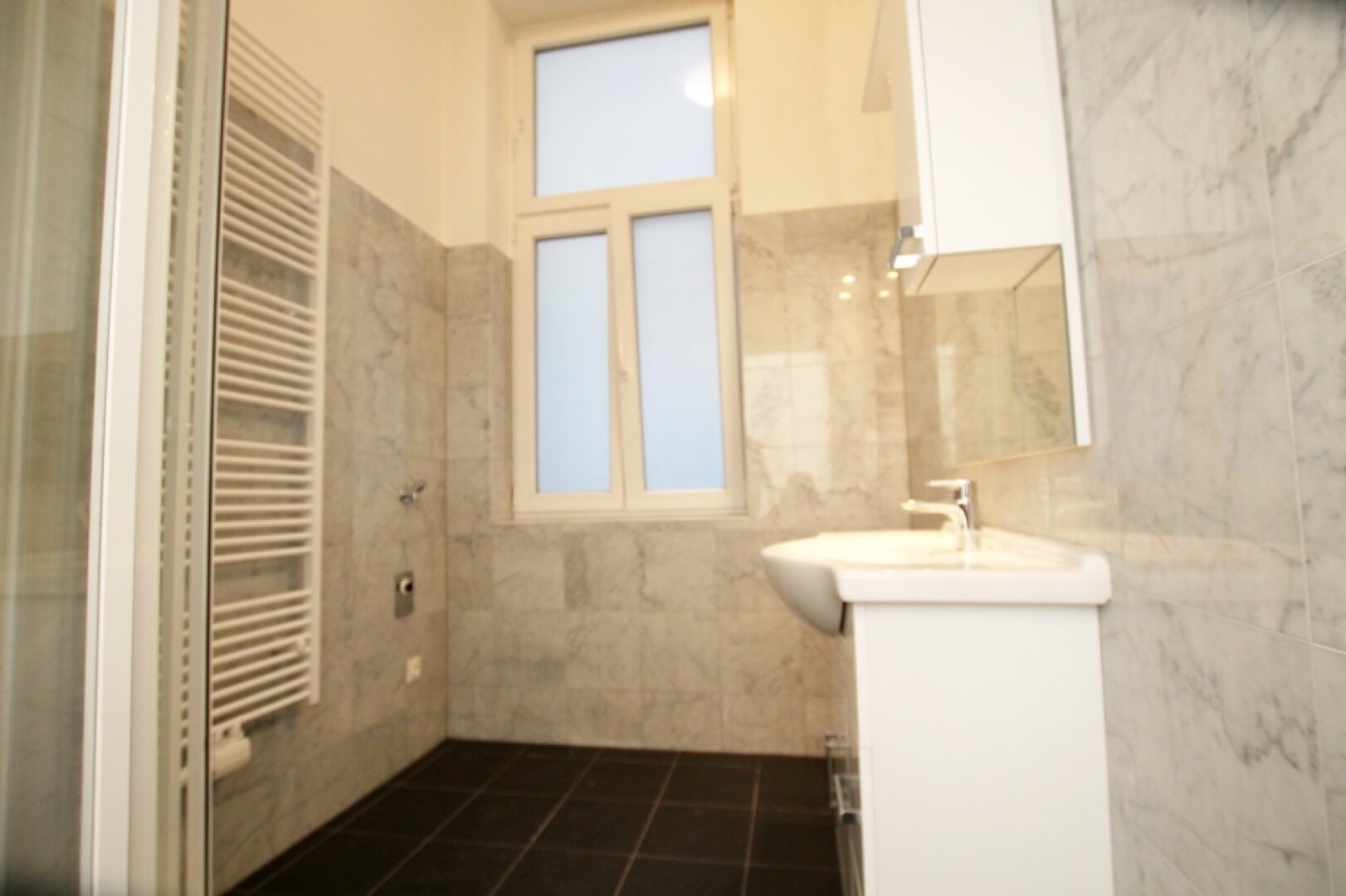 Unbefristete Loggia-Wohnung im 7. Bezirk mit Hochwertige maßgefertigtes Hochbett vom Tischler