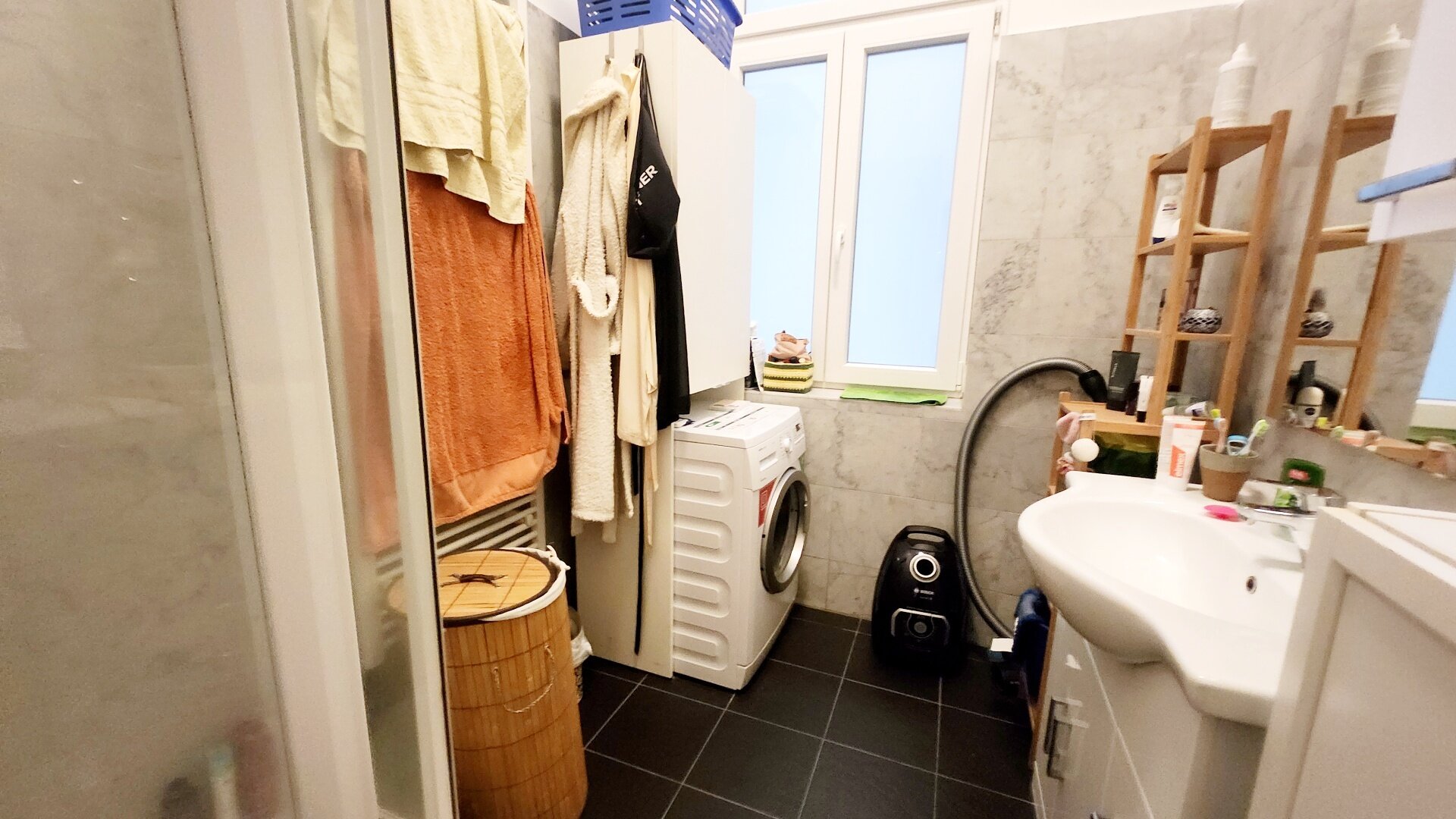 Unbefristete Loggia-Wohnung im 7. Bezirk mit Hochwertige maßgefertigtes Hochbett vom Tischler