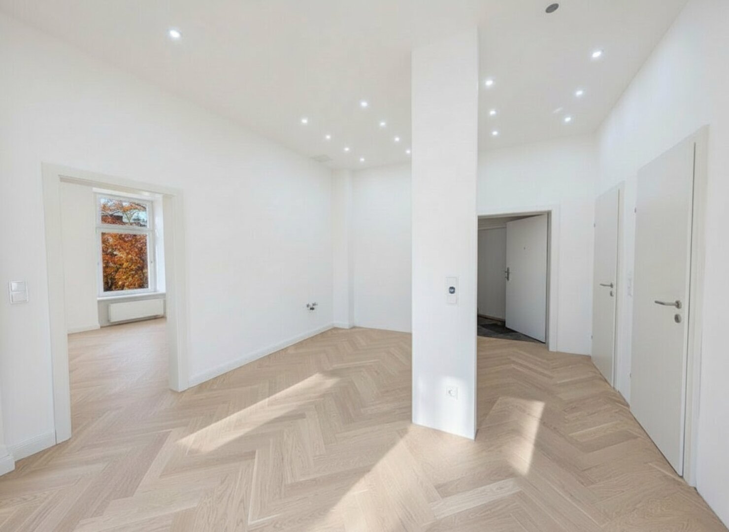 Eingangsbereich (re), zukünftige Küche (Mitte) und Zimmer (re)