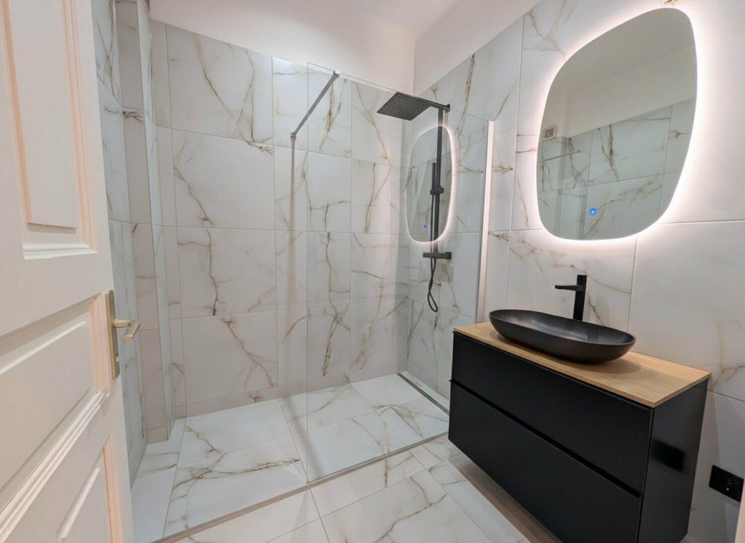 Bad mit Walk-in-Dusche & Handtuchheizkörper