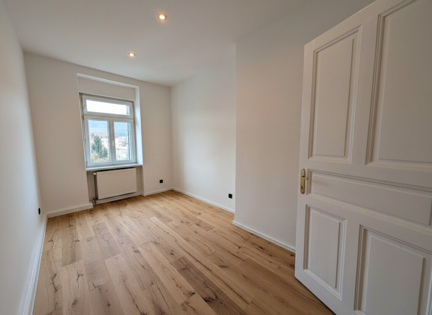 Zimmer 1 (ca. 11,5 m²) mit Innenhofausrichtung (Westen)