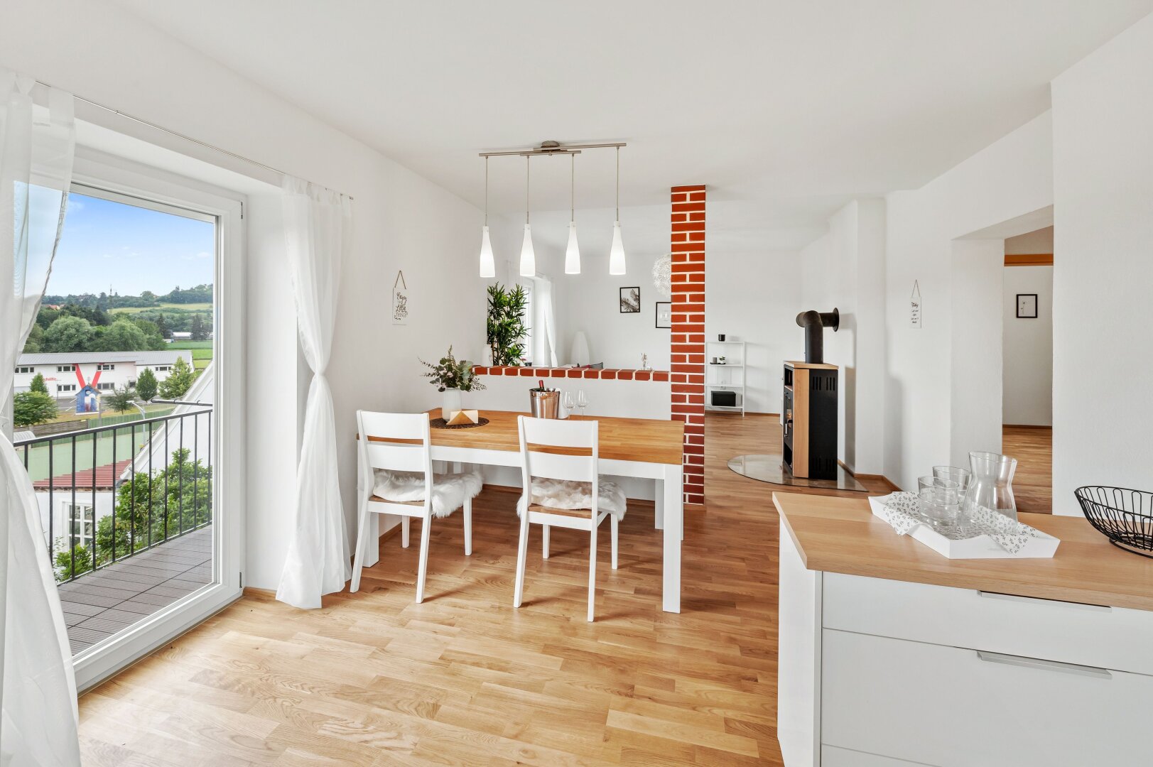 Blick aus Küche in Wohn-/Esszimmer & Balkonzugang