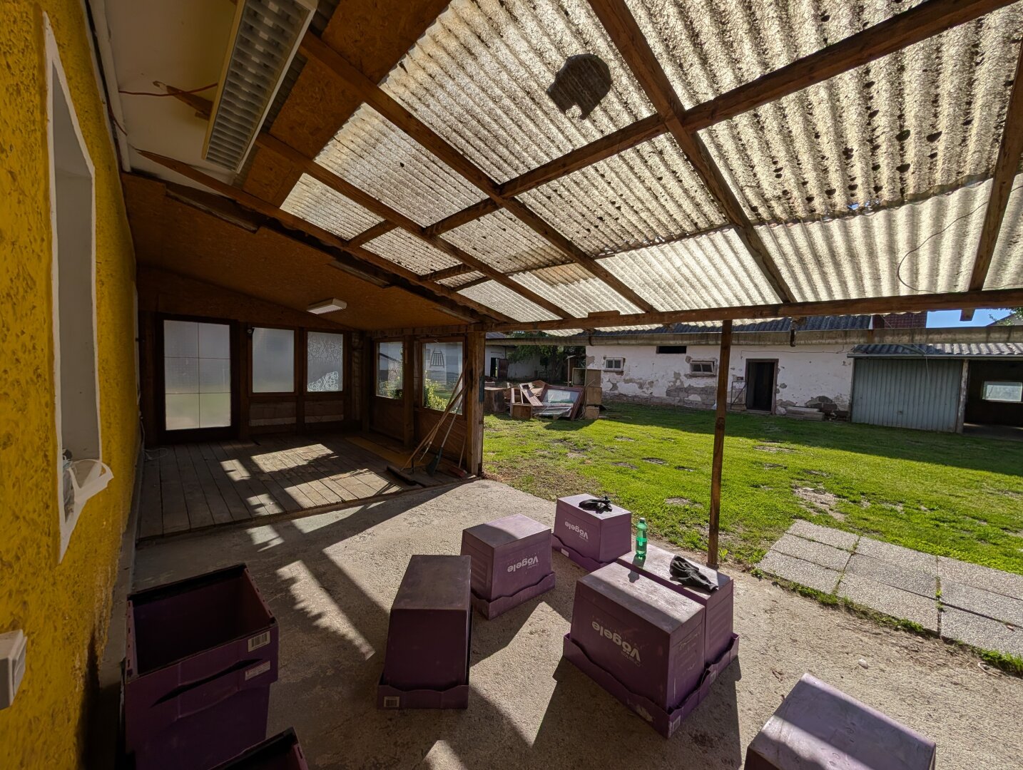 überdachte Terrasse bei Hauseingang