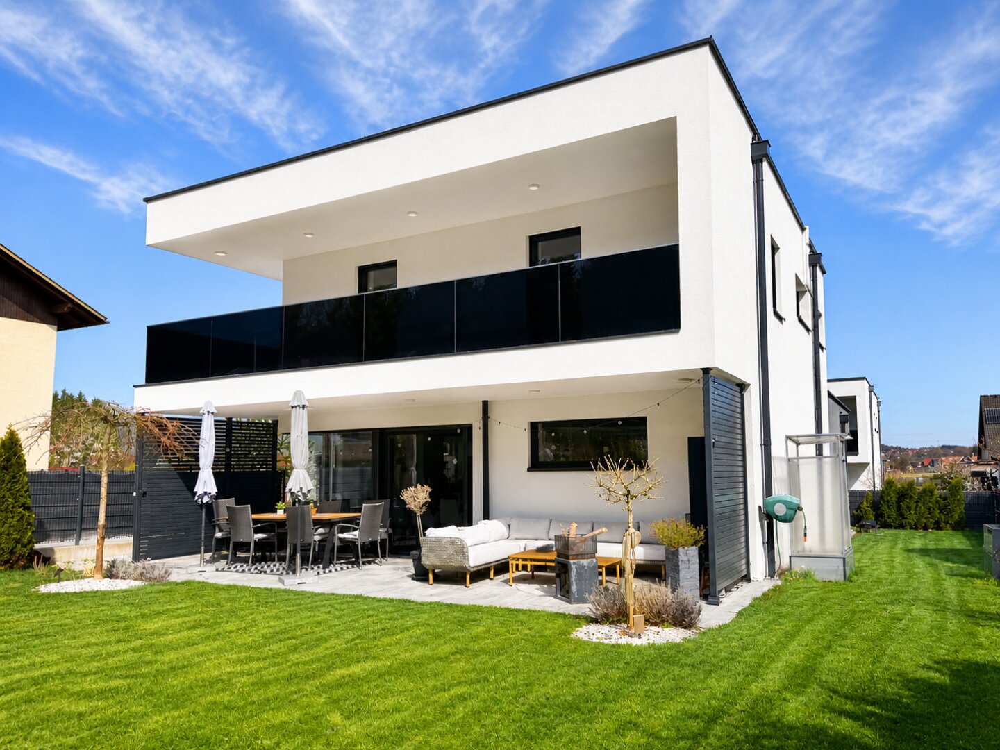 FAMILIENTRAUM: Exklusives Einfamilienhaus mit Doppelcarport und E-Ladestation - KLIMATISIERT