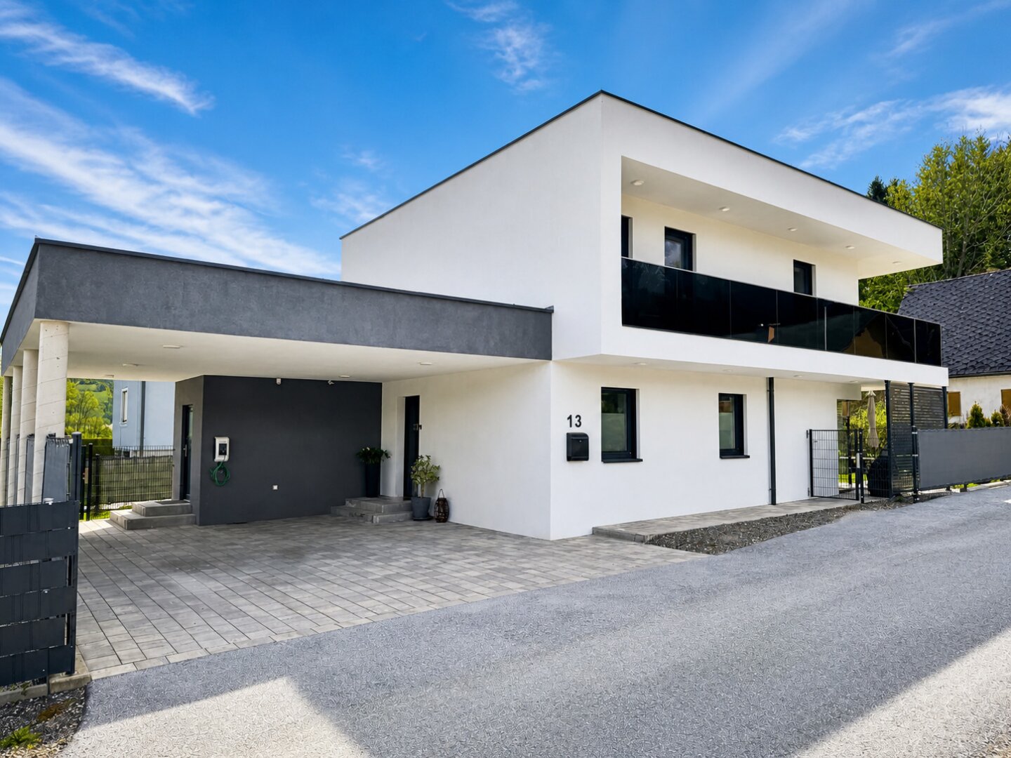 KLIMATISIERT: Sonniges Einfamilienhaus mit Doppelcarport und E-Ladestation