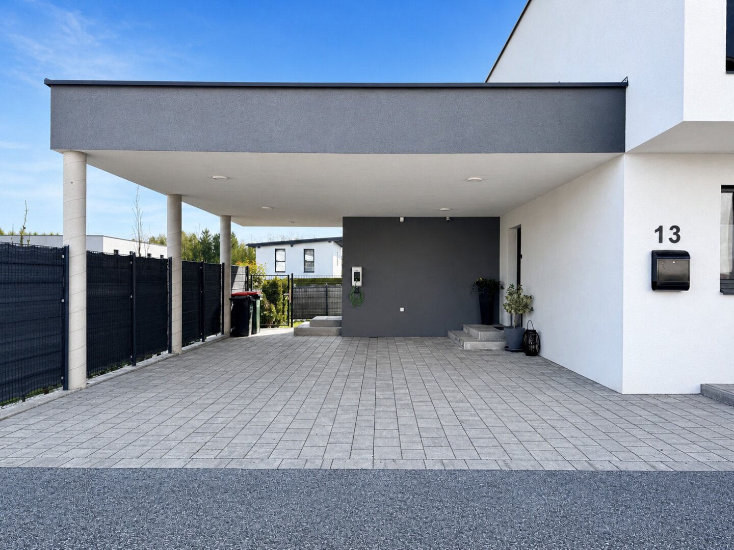 KLIMATISIERT: Sonniges Einfamilienhaus mit Doppelcarport und E-Ladestation