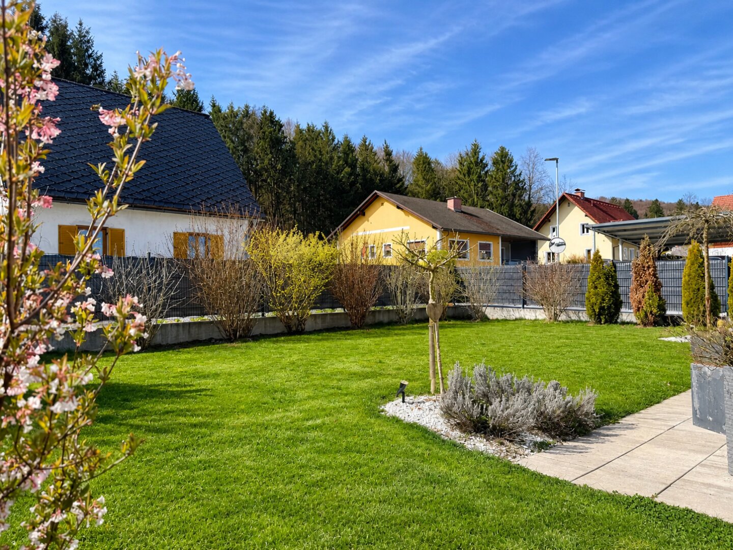 KLIMATISIERT: Sonniges Einfamilienhaus mit Doppelcarport und E-Ladestation