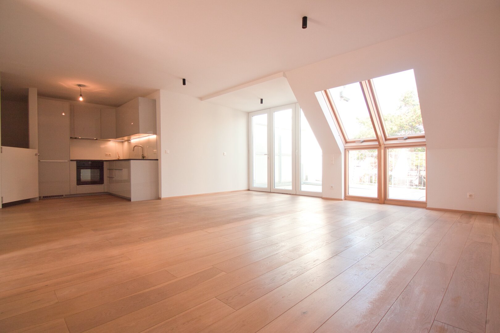 2015 ausgebaute, helle Maisonette-Wohnung mit 2 Bädern | ~ 20 m² große, private Terrasse direkt auf Wohnebene | Nahe Elterleinplatz