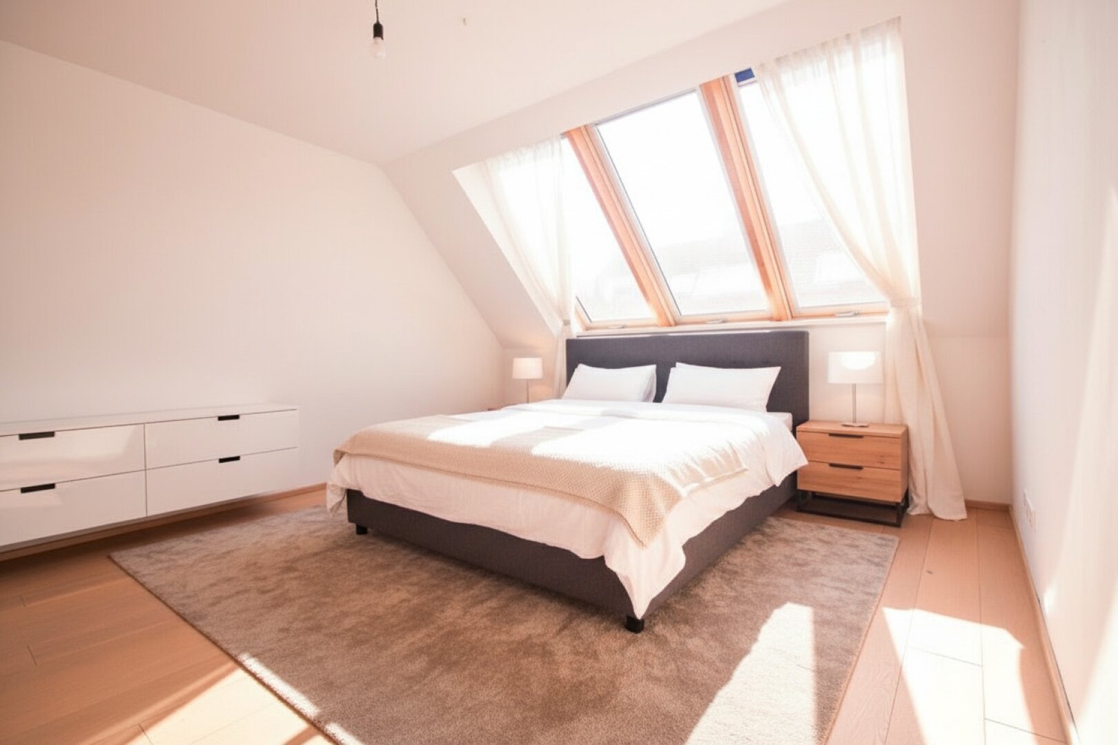 2015 ausgebaute, helle Maisonette-Wohnung mit 2 Bädern | ~ 20 m² große, private Terrasse direkt auf Wohnebene | Nahe Elterleinplatz
