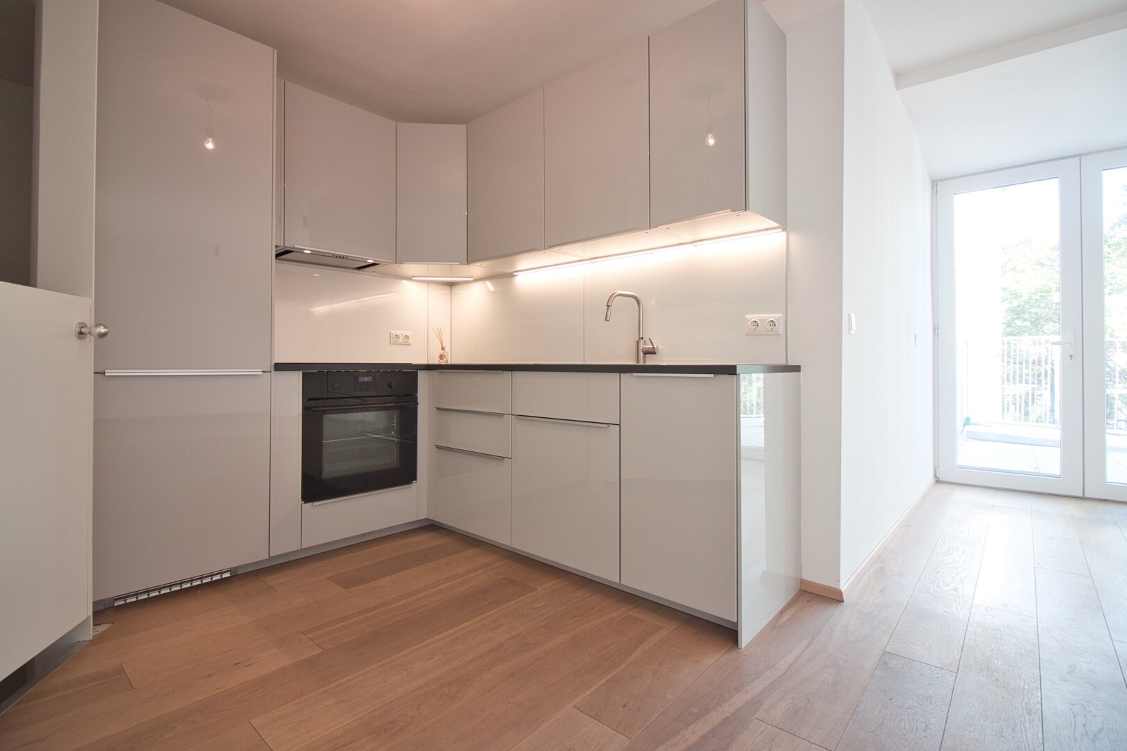 2015 ausgebaute, helle Maisonette-Wohnung mit 2 Bädern | ~ 20 m² große, private Terrasse direkt auf Wohnebene | Nahe Elterleinplatz