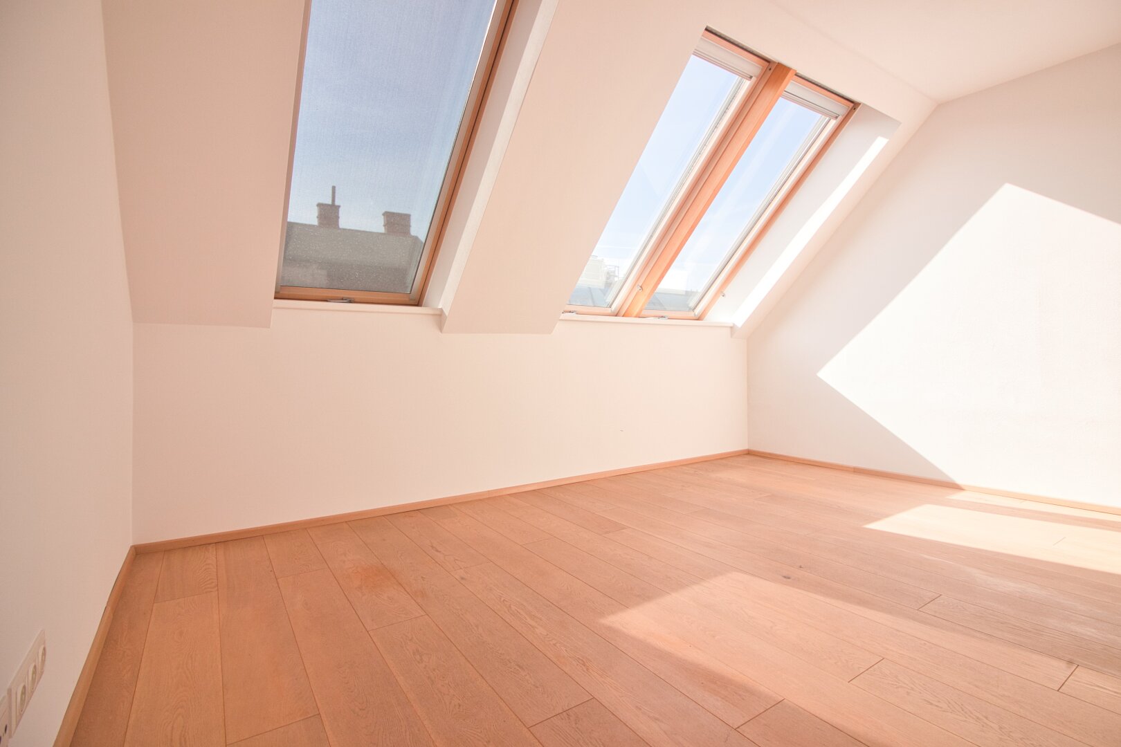 2015 ausgebaute, helle Maisonette-Wohnung mit 2 Bädern | ~ 20 m² große, private Terrasse direkt auf Wohnebene | Nahe Elterleinplatz