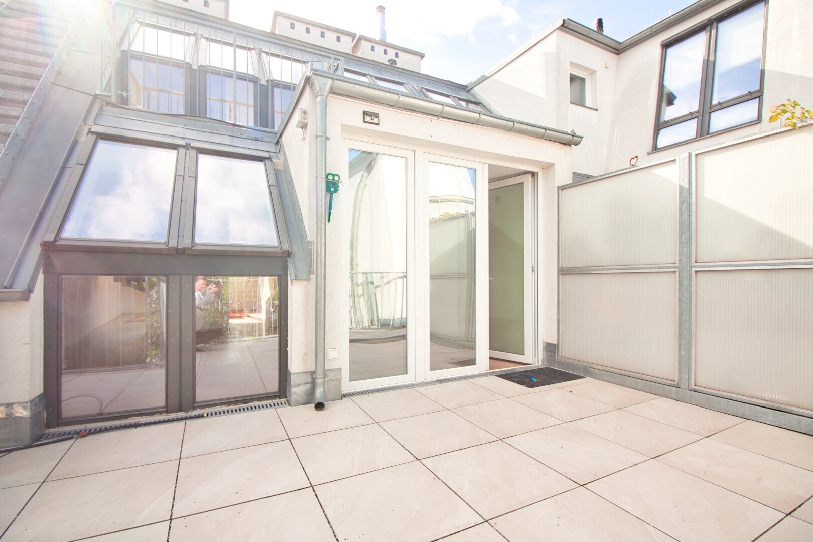 2015 ausgebaute, helle Maisonette-Wohnung mit 2 Bädern | ~ 20 m² große, private Terrasse direkt auf Wohnebene | Nahe Elterleinplatz