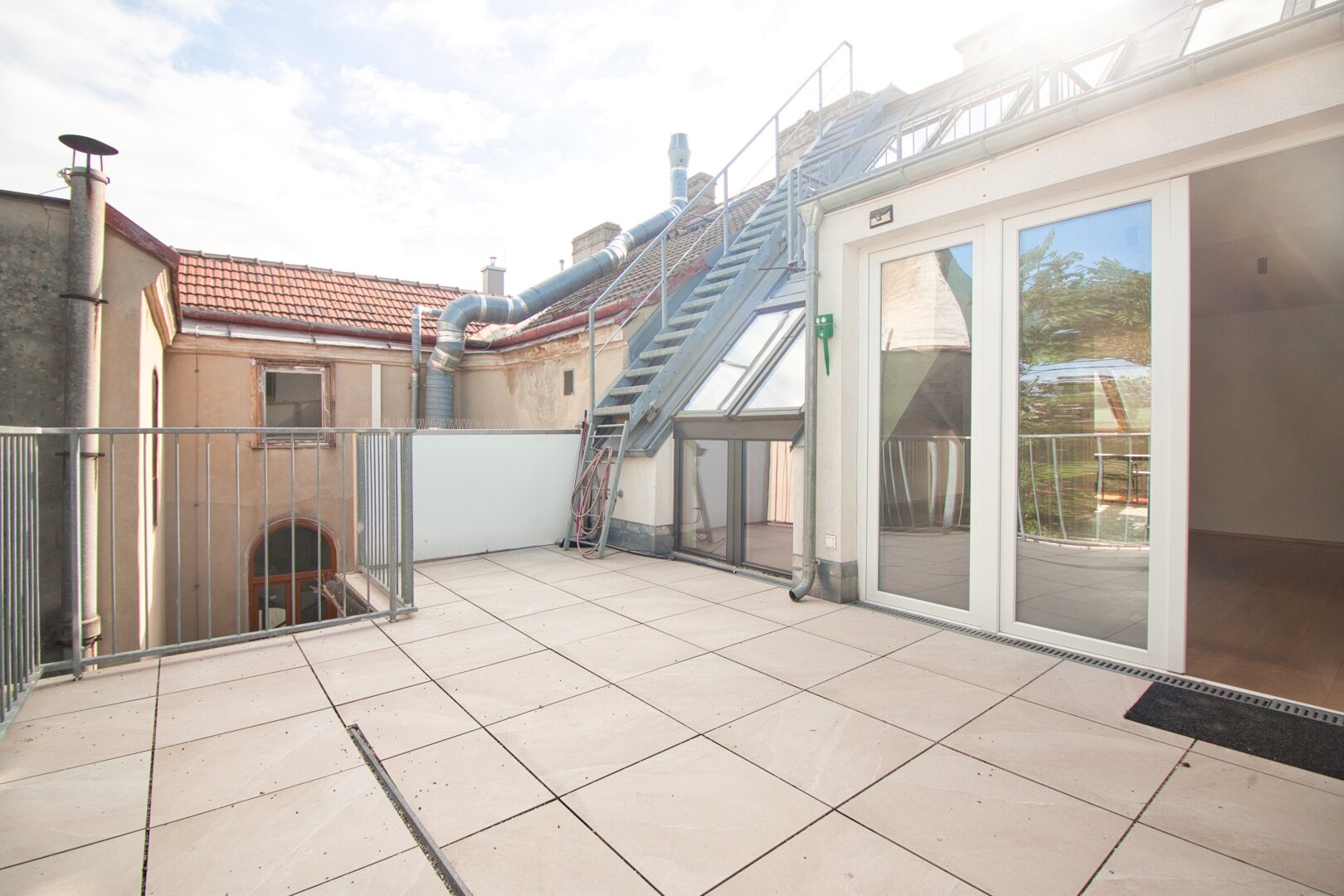 2015 ausgebaute, helle Maisonette-Wohnung mit 2 Bädern | ~ 20 m² große, private Terrasse direkt auf Wohnebene | Nahe Elterleinplatz