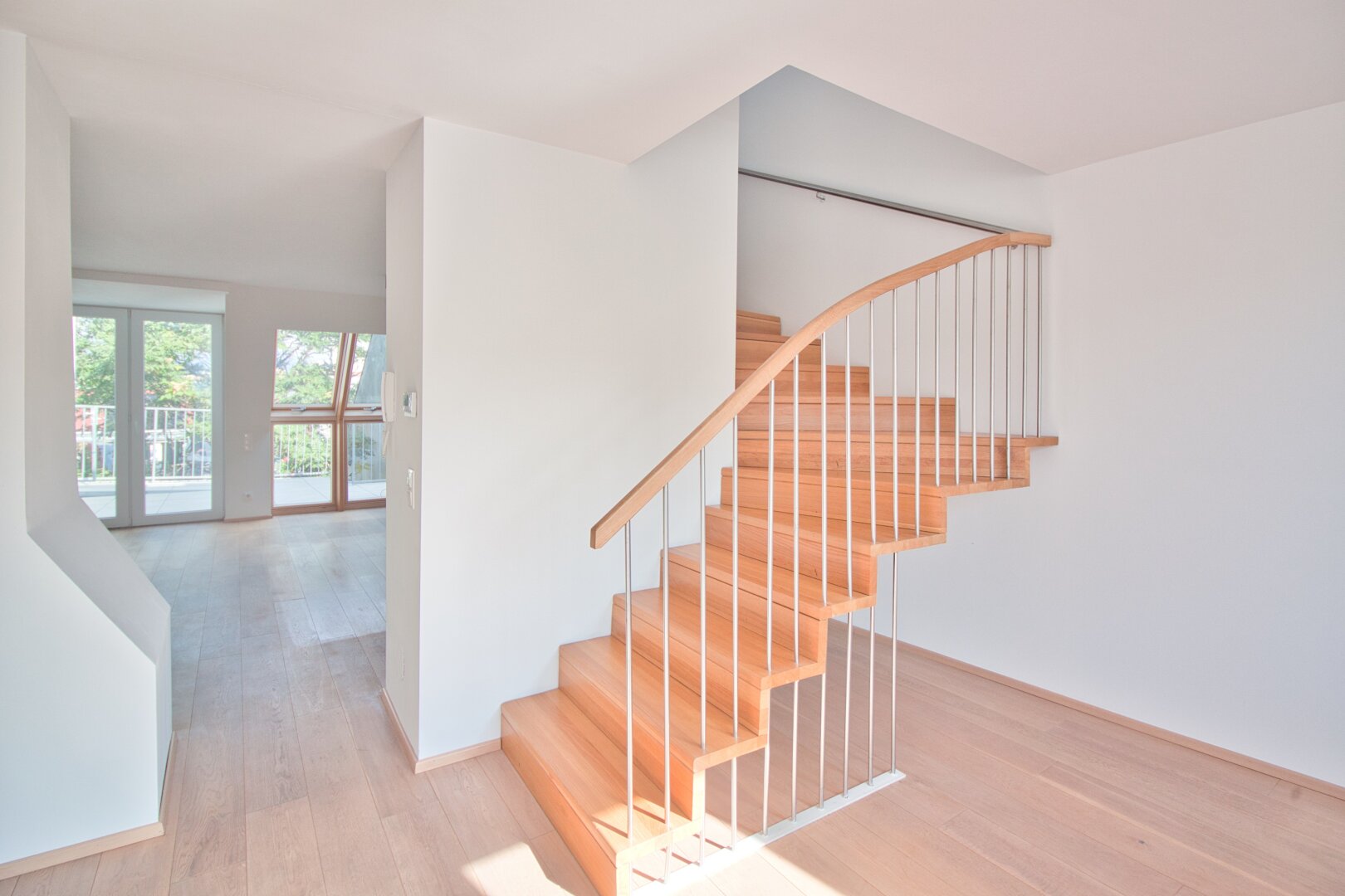 2015 ausgebaute, helle Maisonette-Wohnung mit 2 Bädern | ~ 20 m² große, private Terrasse direkt auf Wohnebene | Nahe Elterleinplatz