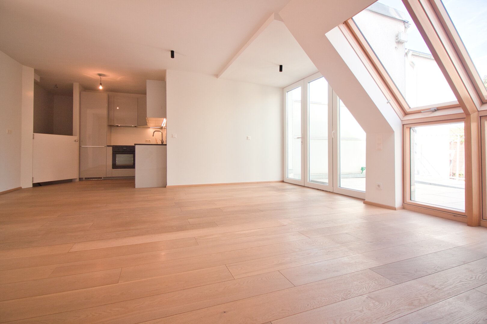 2015 ausgebaute, helle Maisonette-Wohnung mit 2 Bädern | ~ 20 m² große, private Terrasse direkt auf Wohnebene | Nahe Elterleinplatz