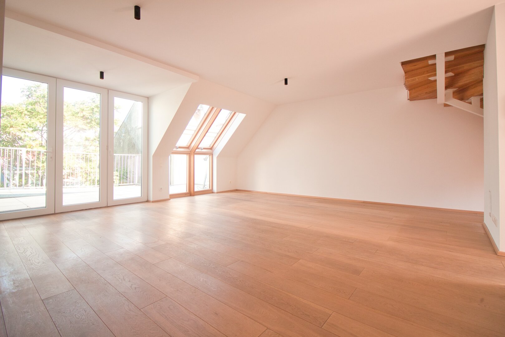 2015 ausgebaute, helle Maisonette-Wohnung mit 2 Bädern | ~ 20 m² große, private Terrasse direkt auf Wohnebene | Nahe Elterleinplatz
