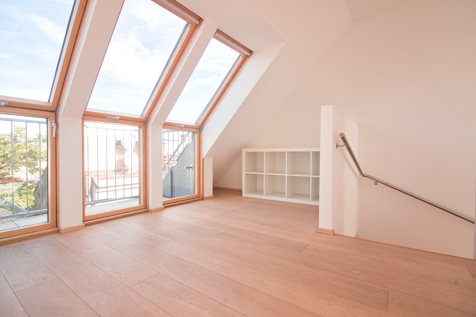 2015 ausgebaute, helle Maisonette-Wohnung mit 2 Bädern | ~ 20 m² große, private Terrasse direkt auf Wohnebene | Nahe Elterleinplatz