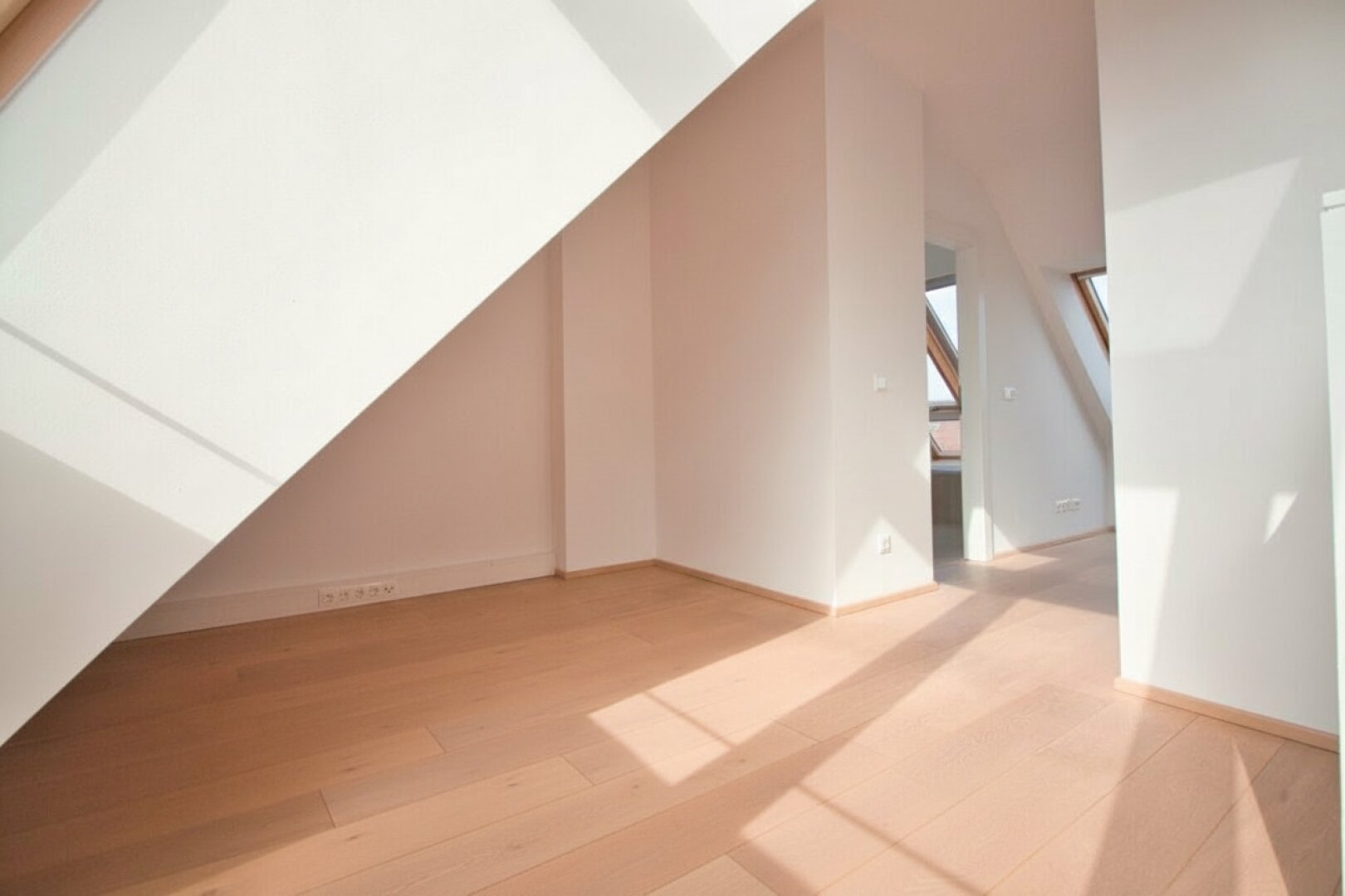 2015 ausgebaute, helle Maisonette-Wohnung mit 2 Bädern | ~ 20 m² große, private Terrasse direkt auf Wohnebene | Nahe Elterleinplatz