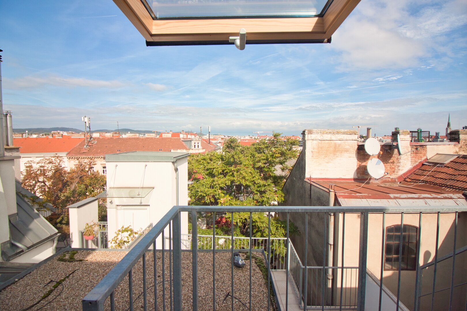 2015 ausgebaute, helle Maisonette-Wohnung mit 2 Bädern | ~ 20 m² große, private Terrasse direkt auf Wohnebene | Nahe Elterleinplatz