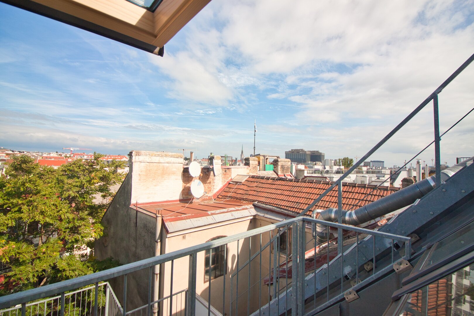 2015 ausgebaute, helle Maisonette-Wohnung mit 2 Bädern | ~ 20 m² große, private Terrasse direkt auf Wohnebene | Nahe Elterleinplatz