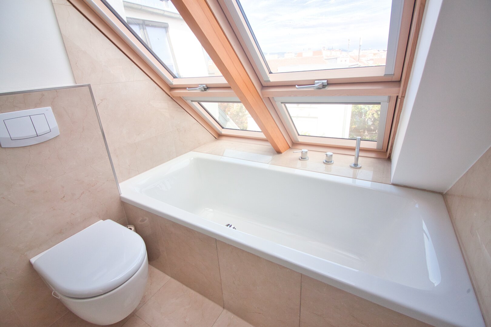 2015 ausgebaute, helle Maisonette-Wohnung mit 2 Bädern | ~ 20 m² große, private Terrasse direkt auf Wohnebene | Nahe Elterleinplatz