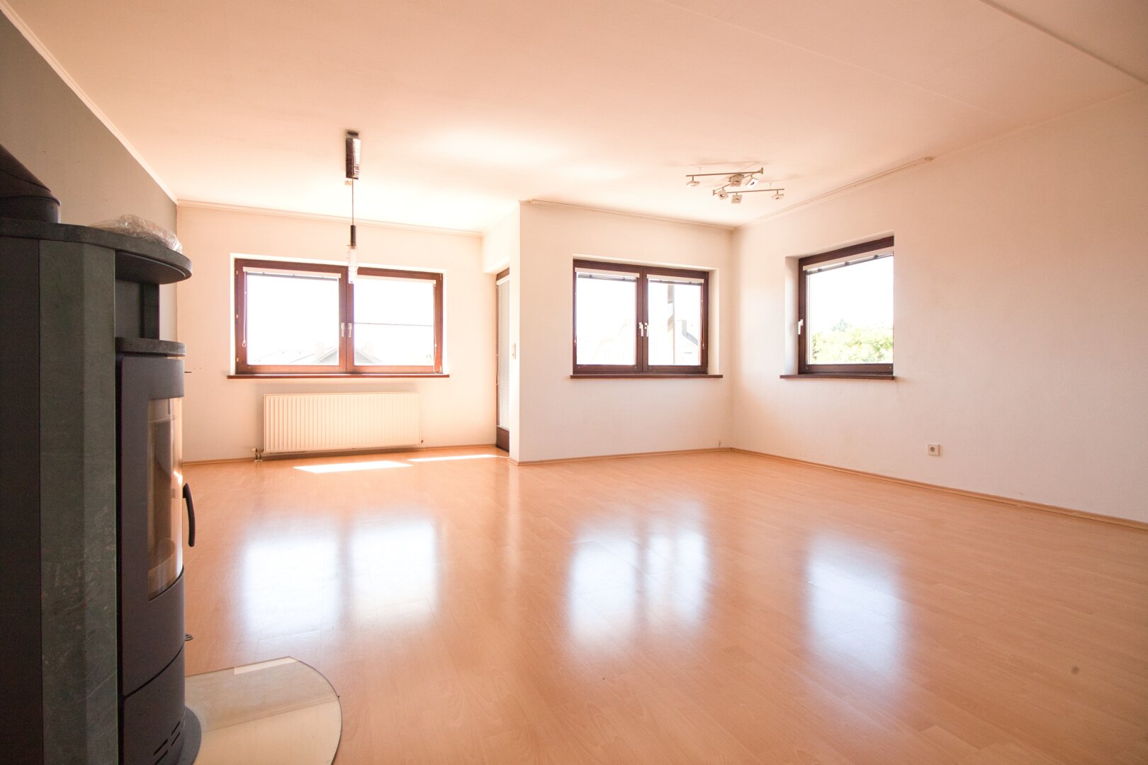 Gut geschnittene, lichtdurchflutete Maisonette mit Kamin & Südbalkon | 111 m² auf zwei Ebenen | inkl. Stellplatz