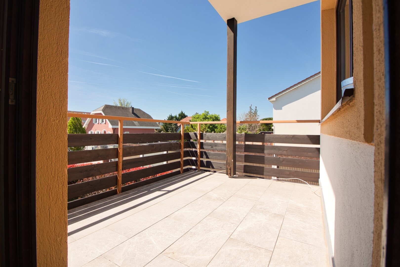 Gut geschnittene, lichtdurchflutete Maisonette mit Kamin & Südbalkon | 111 m² auf zwei Ebenen | inkl. Stellplatz