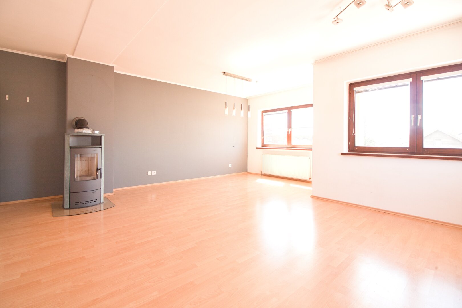 Gut geschnittene, lichtdurchflutete Maisonette mit Kamin & Südbalkon | 111 m² auf zwei Ebenen | inkl. Stellplatz
