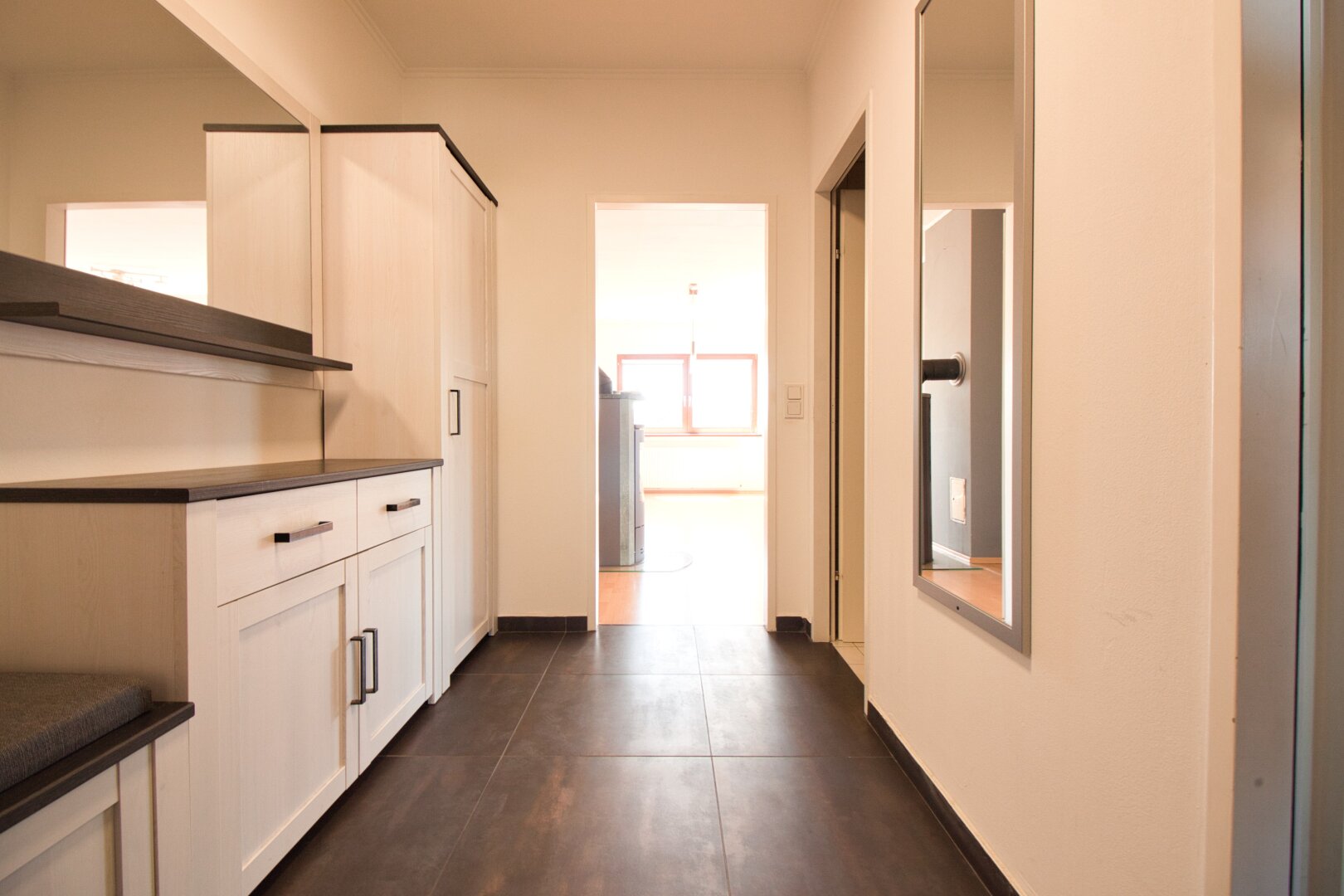 Gut geschnittene, lichtdurchflutete Maisonette mit Kamin & Südbalkon | 111 m² auf zwei Ebenen | inkl. Stellplatz