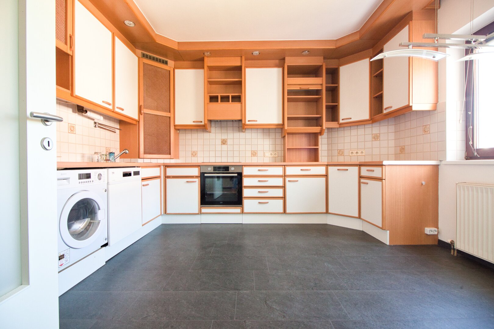 Gut geschnittene, lichtdurchflutete Maisonette mit Kamin & Südbalkon | 111 m² auf zwei Ebenen | inkl. Stellplatz