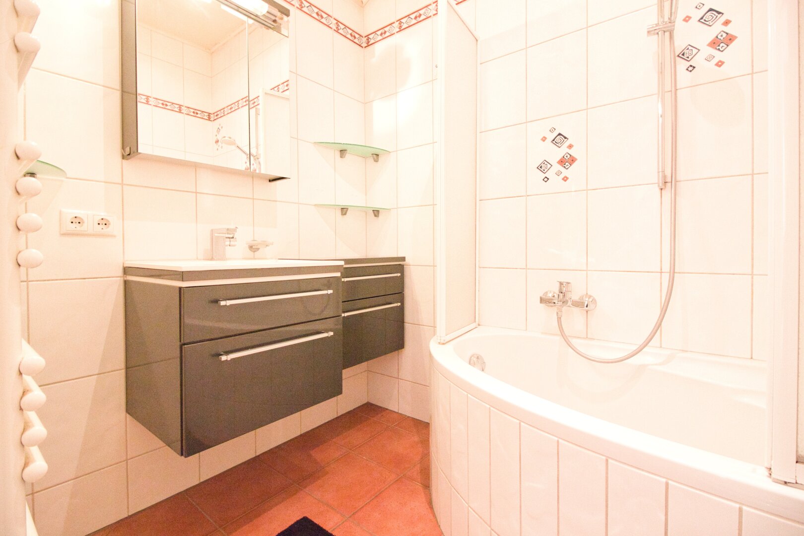 Gut geschnittene, lichtdurchflutete Maisonette mit Kamin & Südbalkon | 111 m² auf zwei Ebenen | inkl. Stellplatz