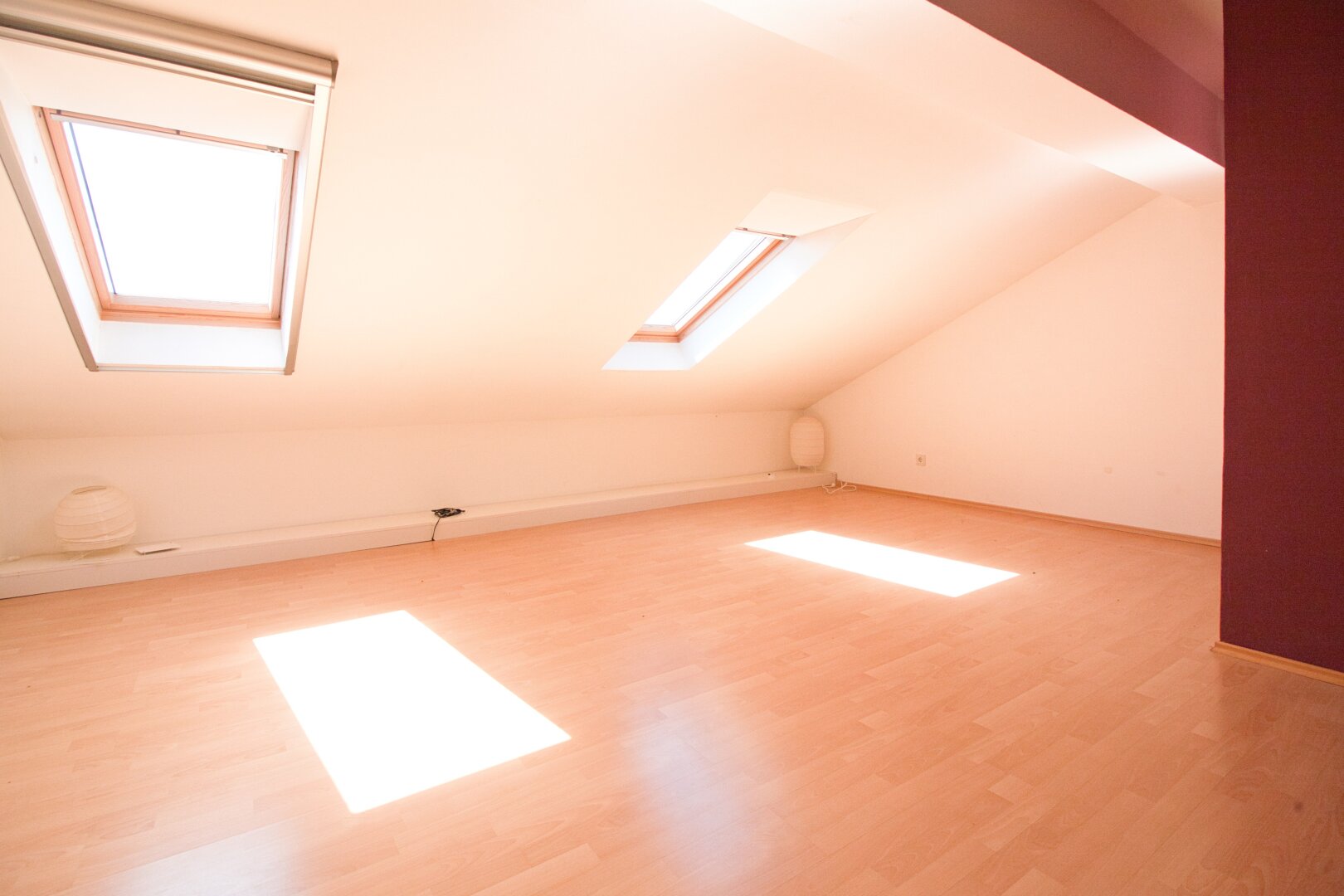 Gut geschnittene, lichtdurchflutete Maisonette mit Kamin & Südbalkon | 111 m² auf zwei Ebenen | inkl. Stellplatz