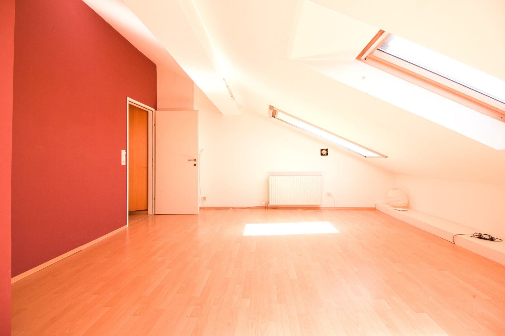 Gut geschnittene, lichtdurchflutete Maisonette mit Kamin & Südbalkon | 111 m² auf zwei Ebenen | inkl. Stellplatz