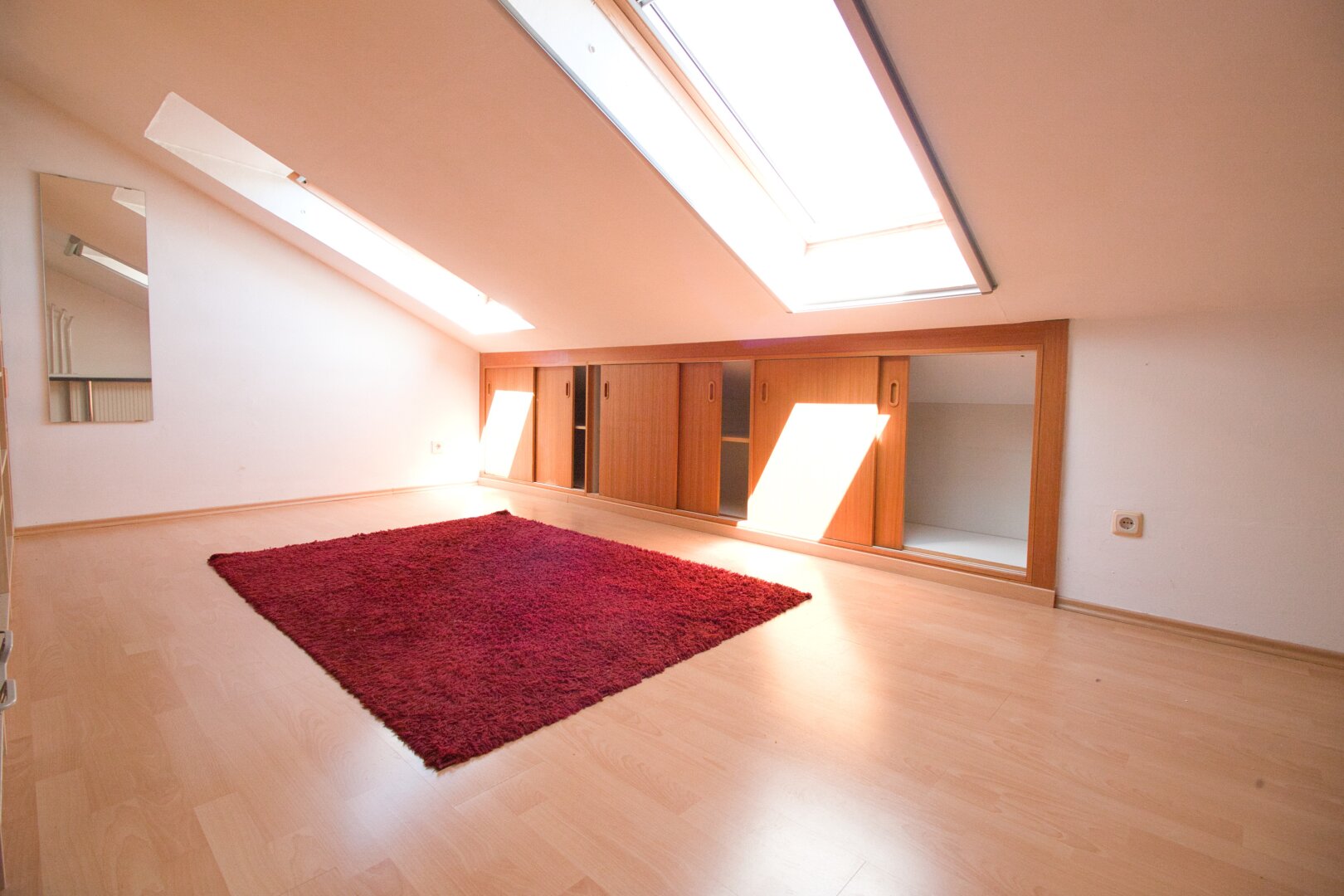 Gut geschnittene, lichtdurchflutete Maisonette mit Kamin & Südbalkon | 111 m² auf zwei Ebenen | inkl. Stellplatz