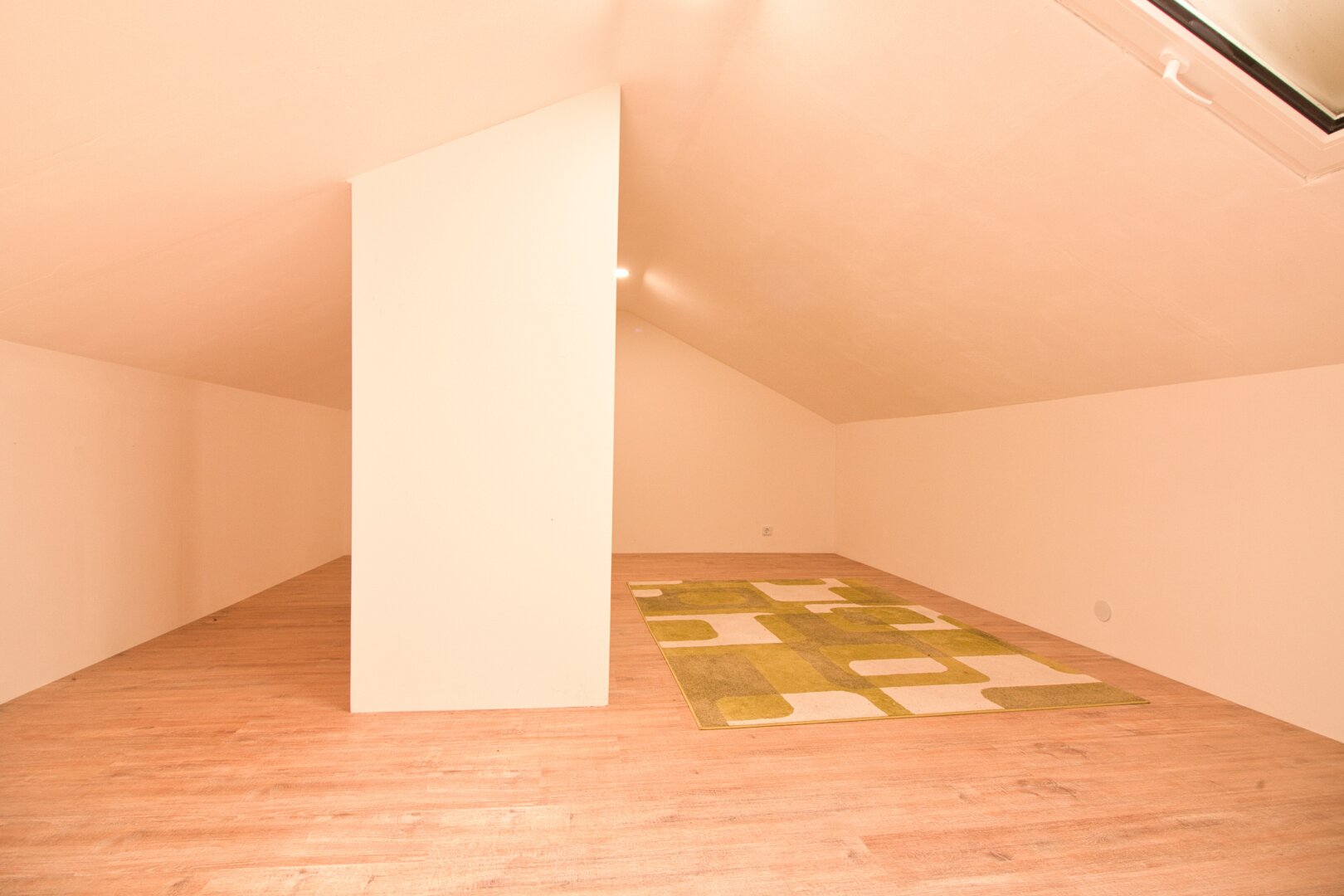 Gut geschnittene, lichtdurchflutete Maisonette mit Kamin & Südbalkon | 111 m² auf zwei Ebenen | inkl. Stellplatz